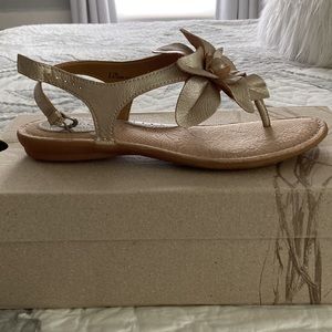 Born B.O.C. Concept  Acacia Sz 8 flower flat sandal/ champagne color
